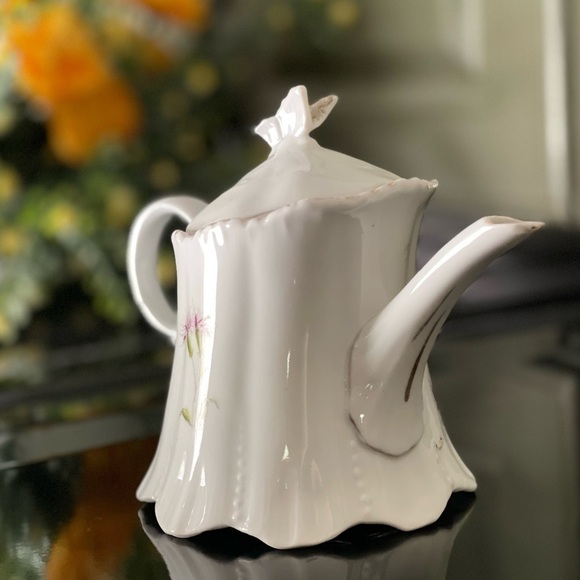 VINTAGE, DAINTY & DELICATE, WHITE PITCHER WITH SOFT PURPLE & GREEN FLORAL DESIGN - Picture 4 of 11